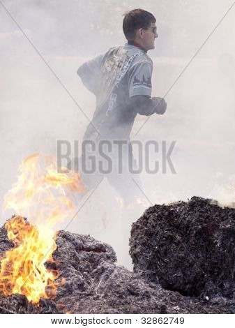포 코노 매너, 펜 실바 니 아-4 월 28: 남자 힘든 Mudder에서 화재 워커 장애물을 통해에서 실행 됩니다 4 월 28 일, 