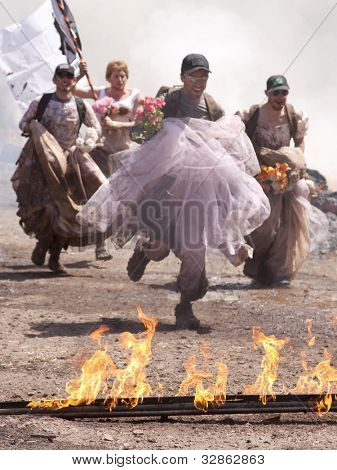 포 코노 매너, 펜 실바 니 아-4 월 28: 남자의 그룹 A에 힘든 Mudder에서 화재 워커 장애물을 통해 실행