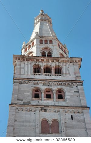 Ghirlandina Kulesi, havada yüzer polen