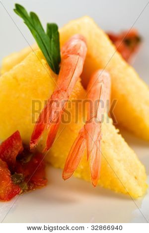 Polenta Scheiben mit gekochten Garnelen