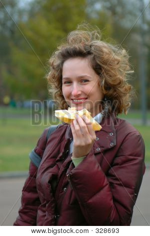 Jeune fille souriante avec anneau