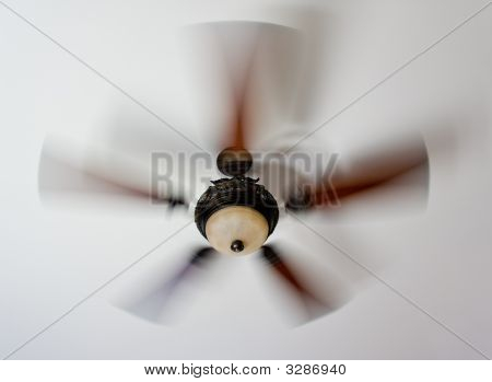 Stropní ventilátor točí