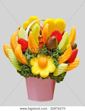un assortiment de fruits frais dans une corbeille de fruits, ressemblant à un bouquet de fleurs isolé sur backgro gris