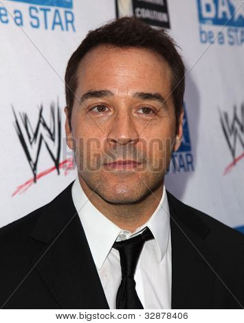 LOS ANGELES - duben 29: Jeremy Piven dorazí k šikaně Aliance zahájit na 29 dubna 2010 