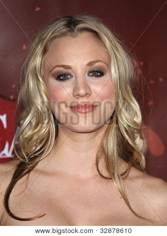 LOS ANGELES - OCT 06 : Kaley Cuoco arrive à l'American Country Awards 2010 le 6 octobre 2010 