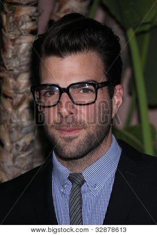 LOS ANGELES - DEC 01: Zachary Quinto přijíždí do Beat The Odds Award 2011 01 prosinec, 2011 