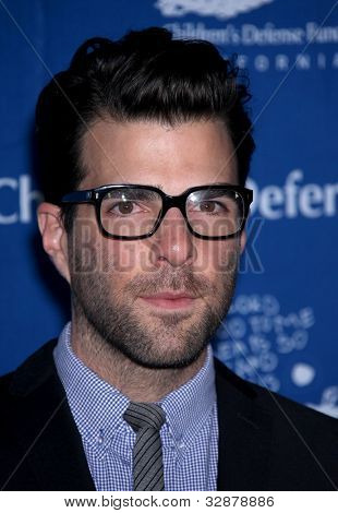 LOS ANGELES - DEC 01: Zachary Quinto přijíždí do Beat The Odds Award 2011 01 prosinec, 2011 