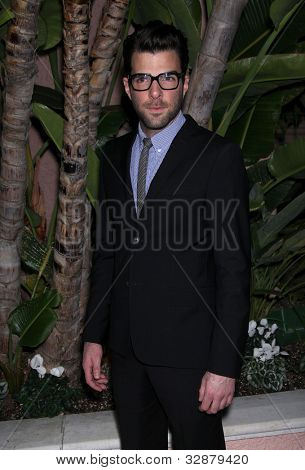 LOS ANGELES - DEC 01: Zachary Quinto přijíždí do Beat The Odds Award 2011 01 prosinec, 2011 