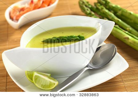 Creme von grünem Spargel