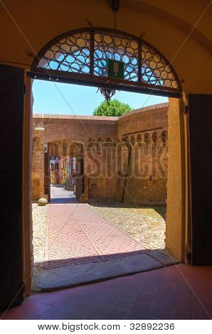 สฟอร์ซาของปราสาท Dozza Emilia-Romagna อิตาลี