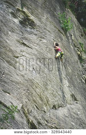 Donna Arrampica Parete Roccia  Rock Climbing Woman Hiking Dolomities