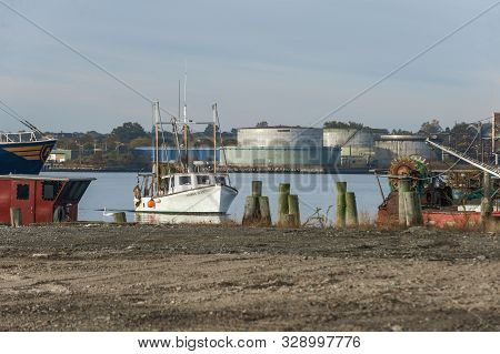 Fairhaven, Massachusetts, Usa - October 20, 2019: Trawler Gloria Jean Easing Toward Her Slip In Fair