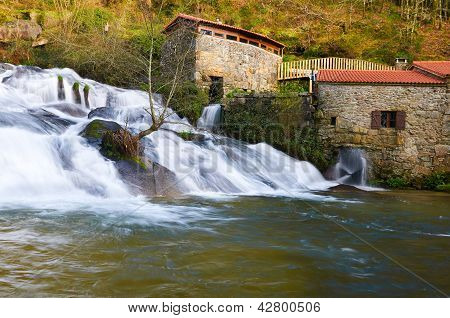 Barosa River vattenfall. Barro, Pontevedra, Spanien