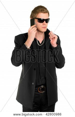 Joven en gafas de sol con un teléfono