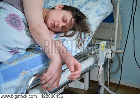 A Pregnant Woman Gives Birth In A Hospital With A Drip And A Ctg Machine