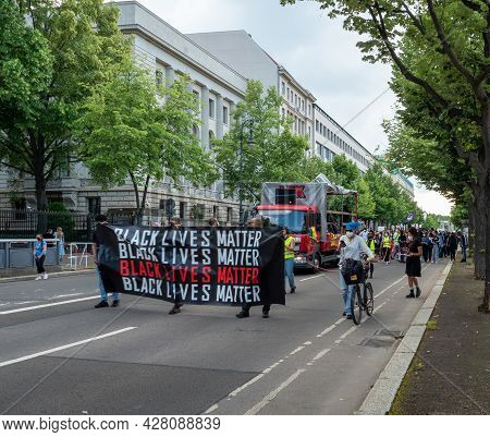 Hunderte Bei Black Lives Matter Demo Am Brandenburger Tor. Berlin 02.07.2021. High Quality Photo