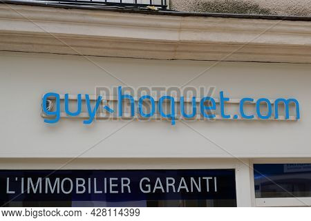Bordeaux , Aquitaine France - 07 25 2021 : Guy Hoquet Brand Sign Logo Office Real Estate Broker Comp