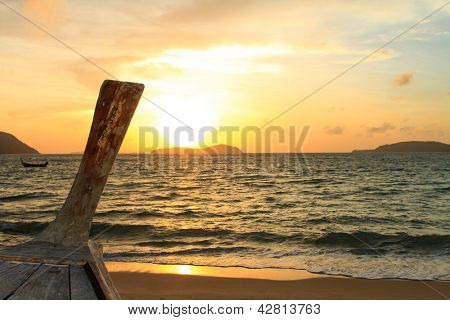 Hermoso amanecer en la isla de Rawai Phuket Tailandia con larga cola barco Ruea Hang Yao