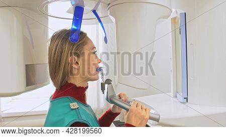 Doctor To Take A Image 3dx-ray Machine 3d Digital Scanner Tomography Of Teeth And Jaw In Modern Labo
