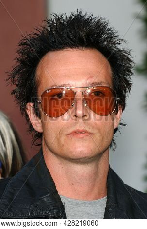 LOS ANGELES - JUN 17: Scott Weiland arrives to  the 'âThe Hulkâ World Premiere on June 17, 2003 in Hollywood, CA