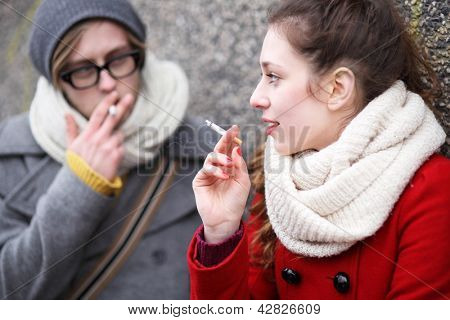 Casal jovem com cigarros