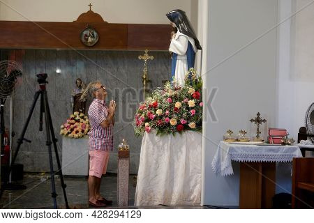 Admirers Of The Saint Dulce Of The Poor