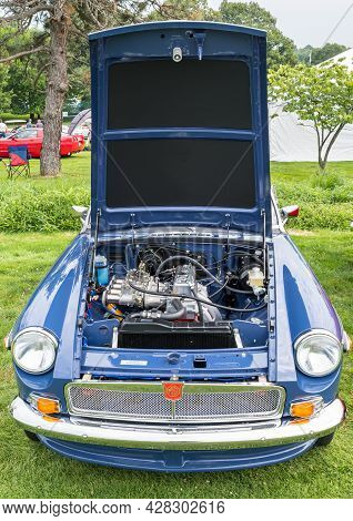 Pittsburgh, Pennsylvania, Usa July 24, 2021 The Pittsburgh Vintage Gran Prix In Schenley Park, A Yea