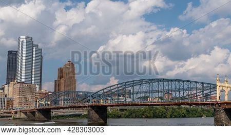 Pittsburgh, Pennsylvania, Usa July 25, 2021 The Smithfield Street Bridge Spanning Over The Monongahe