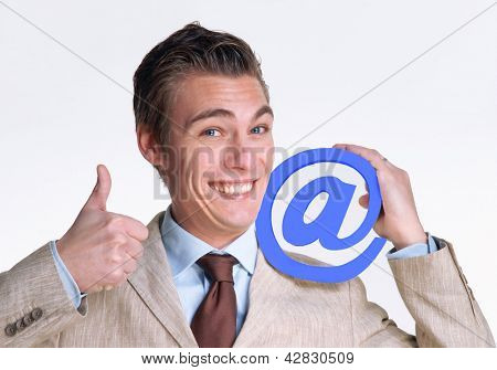 Bir e-posta simgesi tutan iyimser genç işadamı.