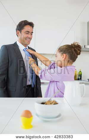 Pais de fixação filha amarram na cozinha antes do trabalho