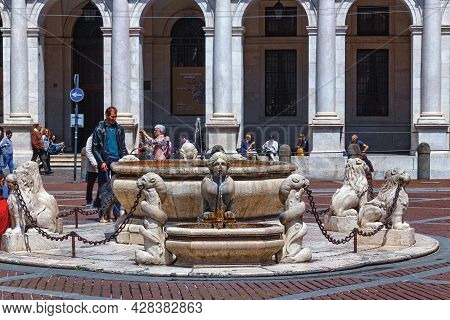 Bergamo, Italy - May 22, 2019: Historical Fountain (fontana Del Contarini) Near The Biblioteca Civic