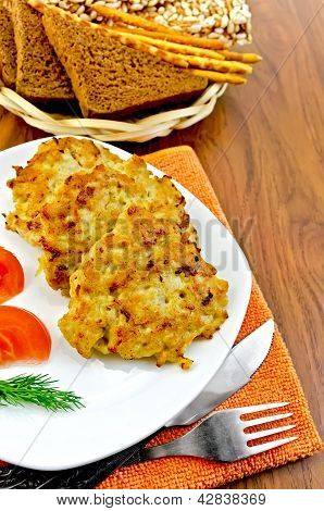 Æbleskiver kylling med brød på bordet