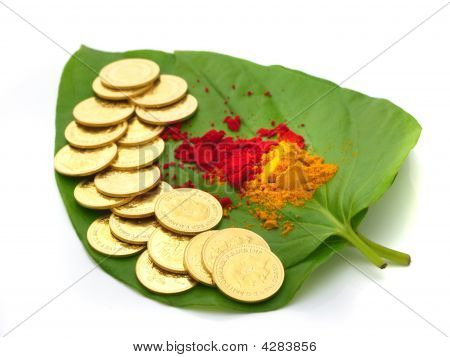 Gouden munten gehouden op Betel blad