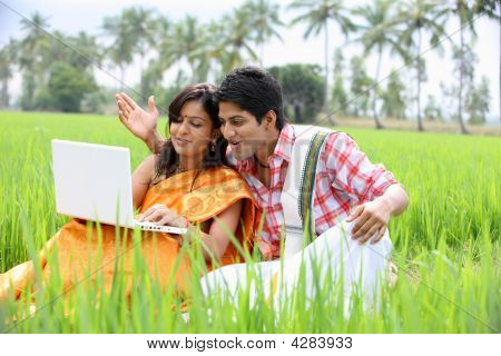 คู่ที่นั่งอยู่ในนากับแล็ปท็อปของพวกเขา