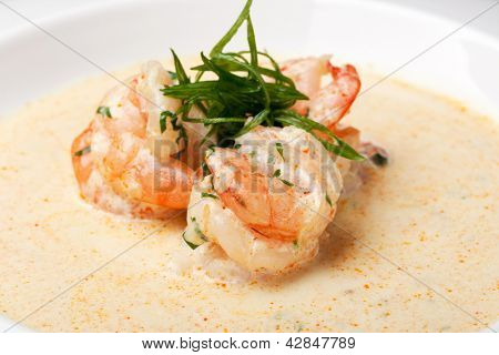 Gamberetti in salsa su un piatto bianco