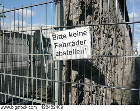 Bitte Keine Fahrrader Abstellen Text Board In Berlin Wall Means Please Do Not Park Bicycles