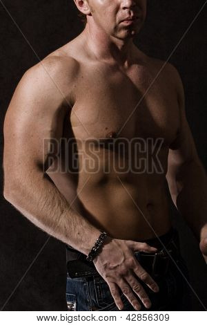 Bodybuilder หนุ่มกล้ามเนื้อ