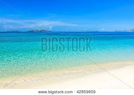 Tropisk strand Malcapuya på solrig sommerdag