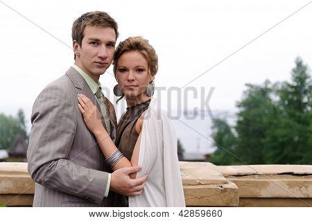 Jeune beau couple moderne