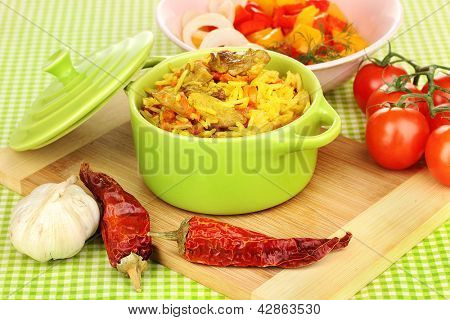 Köstlichen Pilaf mit Gemüse auf Tischtuch Hintergrund