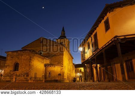 Grano Square At Nigth In The Leon City In Spain With The Nuestra Señora Del Mercado Church