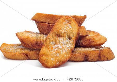 en bunke af torrijas, typisk spansk dessert for Lent og påske, på en hvid baggrund