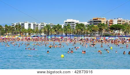 SALOU, Španělsko - 10. srpna: Rekreantů v pláž Llevant na srpen 10, 2012 v Salou, Španělsko. Salou je 
