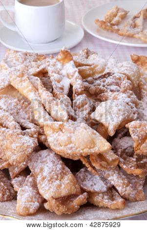 传统的波兰嘉年华糕饼叫做 'faworki' 或 'chrust'
