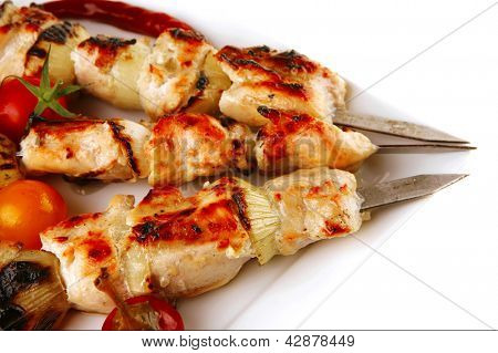 frisk stegt kylling shish kebab på hvidt fad