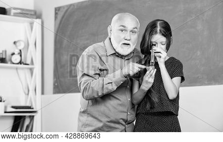 Science Lab. Small Girl Explore Fruit Slice. School. Microscopy. Analysis And Synthesis. Expand Know