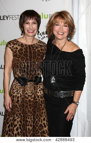 LOS ANGELES - MAR 1: Gale Anne Hurd, Pat Mitchell pojawia się w przypadku PaleyFEST 
