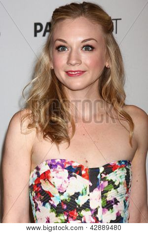 LOS ANGELES - MAR 1: Emily Kinney přijíždí na 