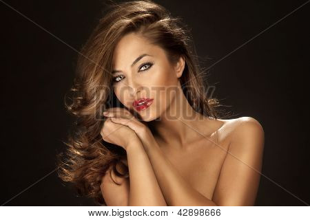 PortrÃ¤t der attraktiven Frau mit roten Lippen und lange locken