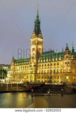 Hamburgs townhall at night